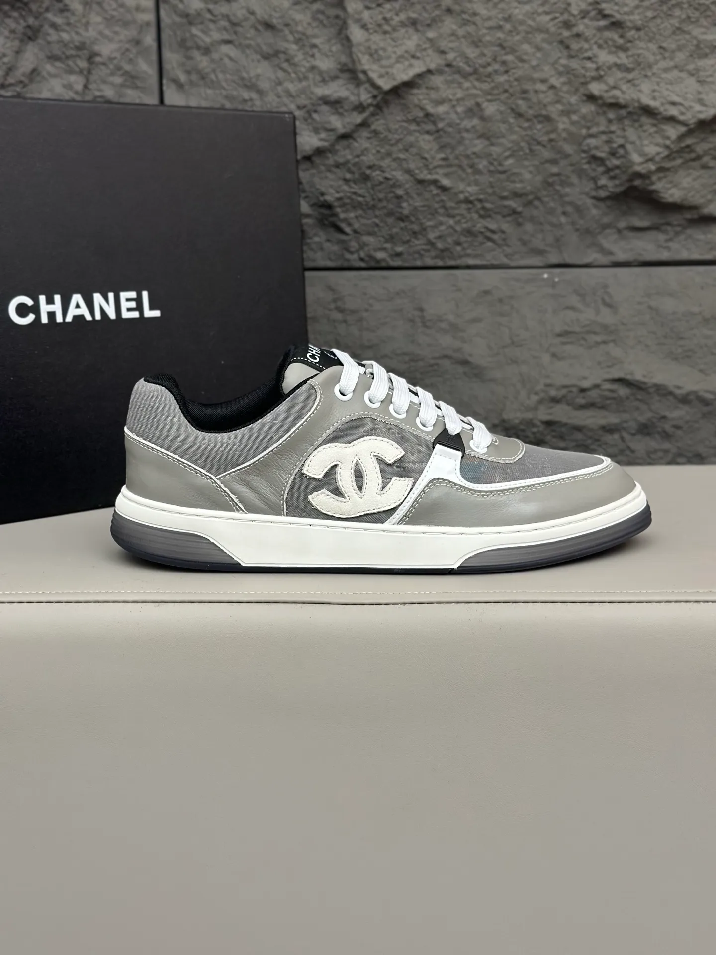 💰740 Chanel, 2024 spring new style / ♞size; 38~45 (38 45 customized) Men's Chanel sneakers, January's style premium is super serious, basically you can't buy it. The counter sister received this color and it happened to be in my men's size. I really didn't like it at first, but after I put it on, I found it to be very versatile. The same design of the diamond surface of the classic CF flap bag is very recognizable, and the double C The logo is not too high-profile. I love it. I recommend this one and you must try it on. You can’t tell how handsome it is by looking at the pictures.